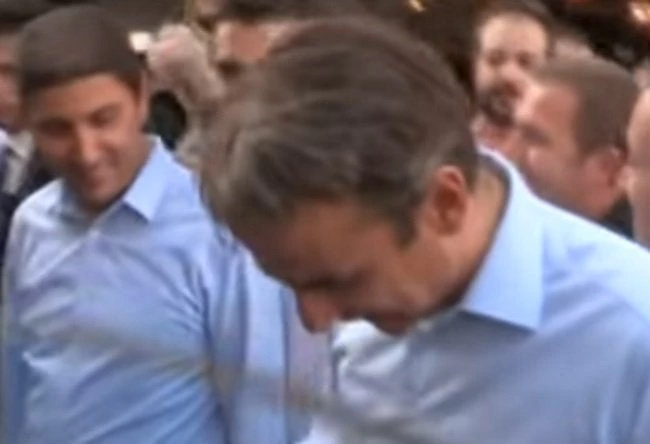 Κόρινθος: Η ερώτηση του Κυριάκου Μητσοτάκη στο μικρό παιδί που τον σταμάτησε – Ο διάλογος που συζητήθηκε – Βίντεο